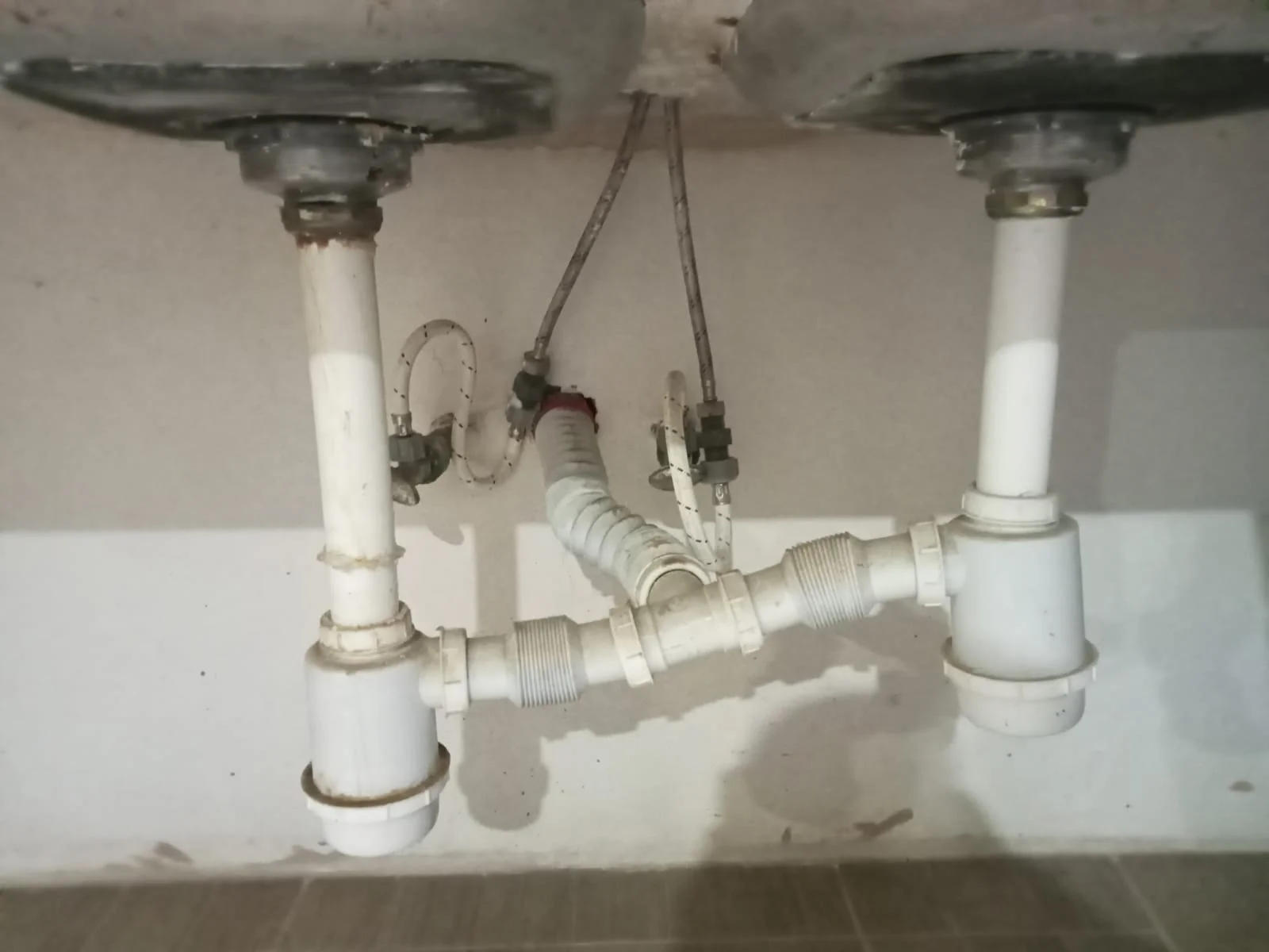 reparacion-de-fuga-agua-lavabo